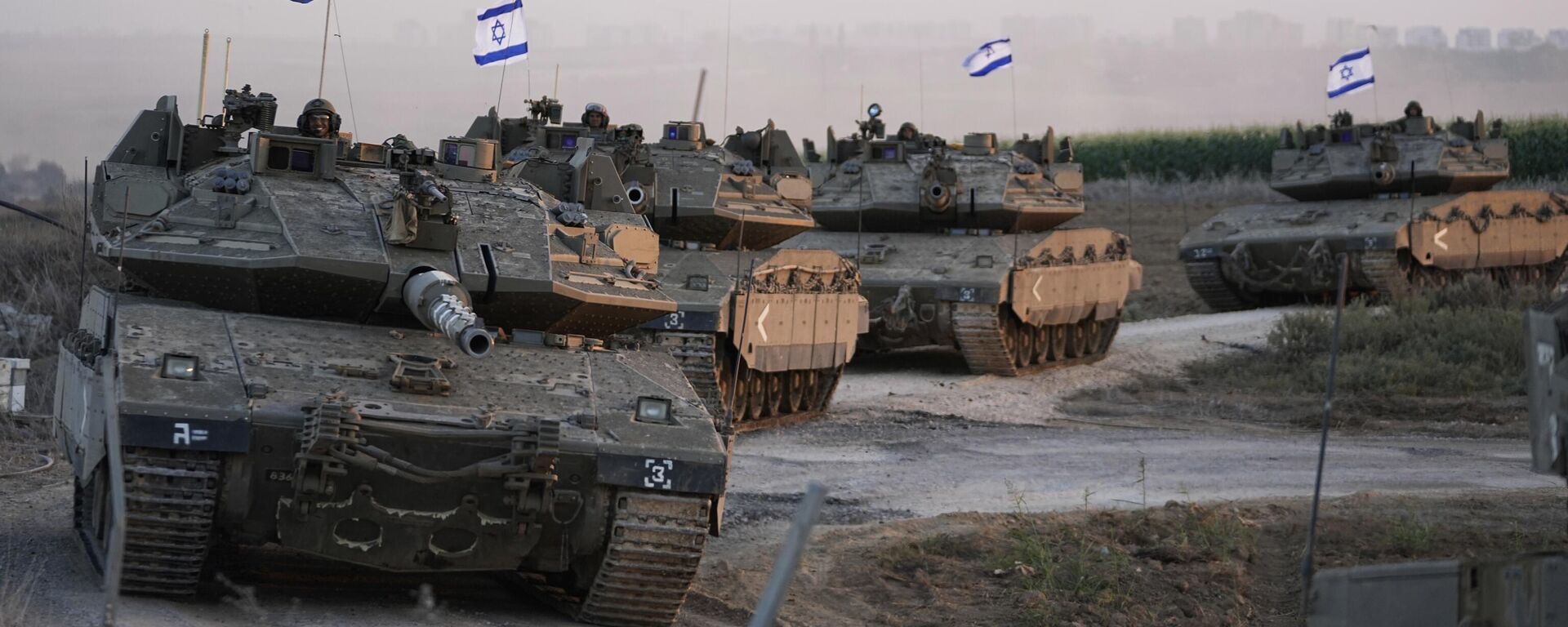 Israeli tanks head towards the Gaza Strip border in southern Israel on Thursday, Oct.12, 2023 - Sputnik International, 1920, 25.07.2024