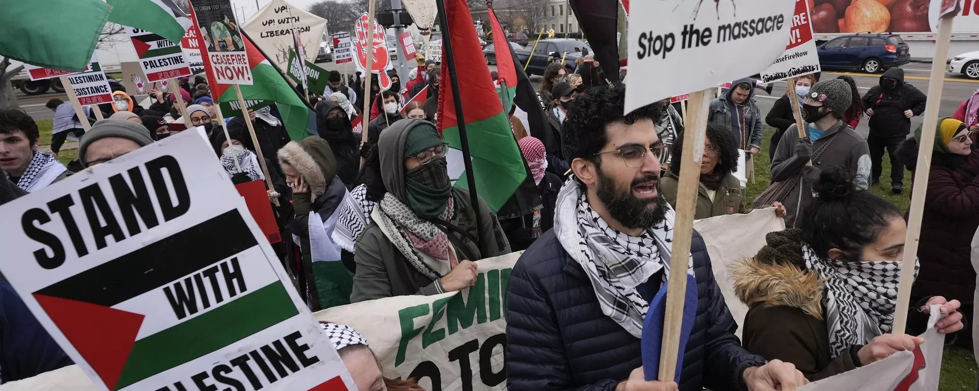 Pro-Palestinian demonstrators march during a visit by President Joe Biden in Warren, Mich., Thursday, Feb. 1, 2024 - Sputnik International, 1920, 15.04.2024