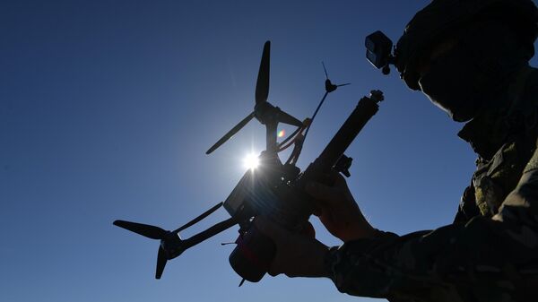 FPV kamikaze drone in the hands of a Russian soldier in the zone of the special military operation. - Sputnik International