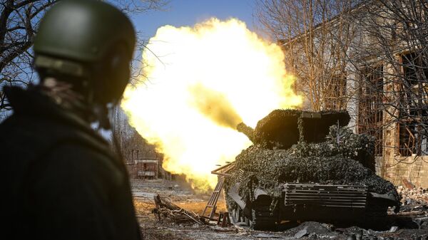 Russian servicemen fire from a T-72B tank in the Avdeyevka sector - Sputnik International