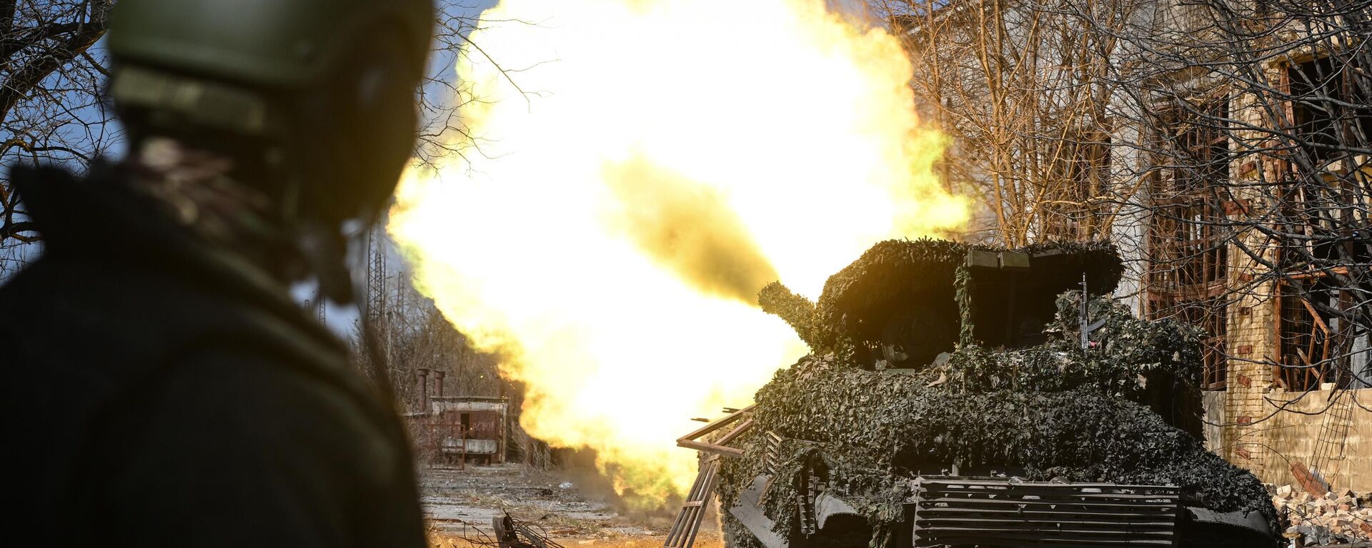 Russian servicemen fire from T-72B tank in the Avdeyevka sector - Sputnik International, 1920, 05.05.2024