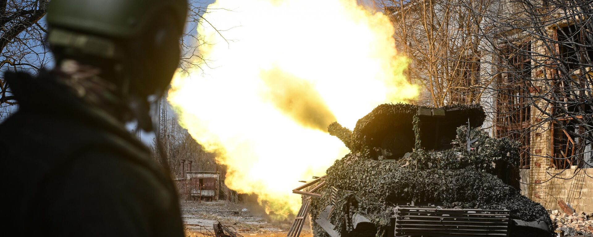 Russian servicemen fire from T-72B tank in the Avdeyevka sector - Sputnik International, 1920, 04.07.2024