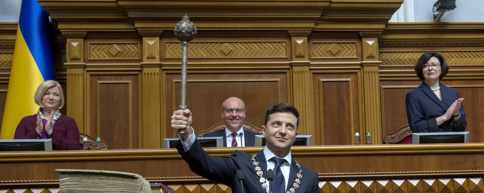 رئیس جمهور اوکراین ولودیمیر زلنسکی در مراسم تحلیف پارلمان در کیف در 20 مه 2019، گرز، نماد قدرت اوکراین را در دست گرفته است - اسپوتنیک بین المللی، 1920، 04/15/2024