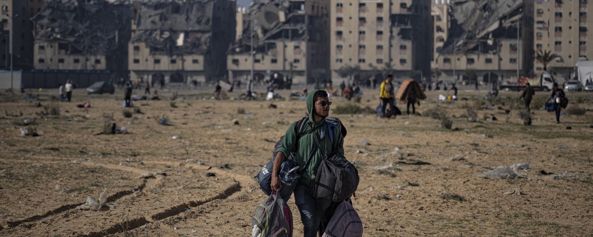 فلسطینیان از شرق به غرب از خان یونس، نوار غزه، در هنگام بمباران اسرائیل، شنبه، 2 دسامبر 2023 - Sputnik International 1920 05/04/2024