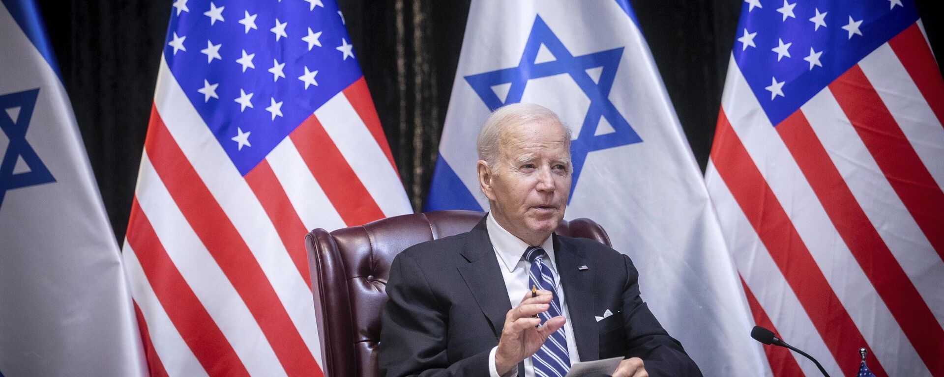 رئیس جمهور ایالات متحده جو بایدن در دیدار با بنیامین نتانیاهو، نخست وزیر اسرائیل برای گفتگو در مورد جنگ بین اسرائیل و حماس، در تل آویو، اسرائیل، چهارشنبه، 18 اکتبر 2023 - اسپوتنیک بین المللی 1920 05/01/2024 صحبت می کند.