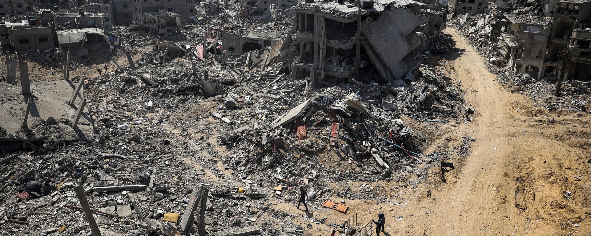مردم در میان ویرانه‌های ساختمان‌های تخریب شده توسط بمباران اسرائیل در خان یونس، جنوب نوار غزه، 16 آوریل 2024 به دنبال اقلام قابل نجات هستند - Sputnik International 1920 04/25/2024