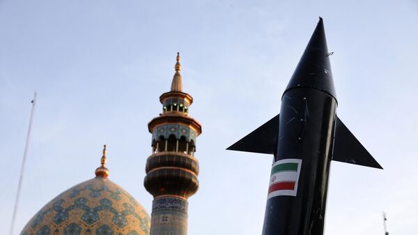 A model of a missile is carried by Iranian demonstrators as a minaret and dome of a mosque is seen at background during an anti-Israeli gathering at the Felestin (Palestine) Sq. in Tehran, Iran - Sputnik International