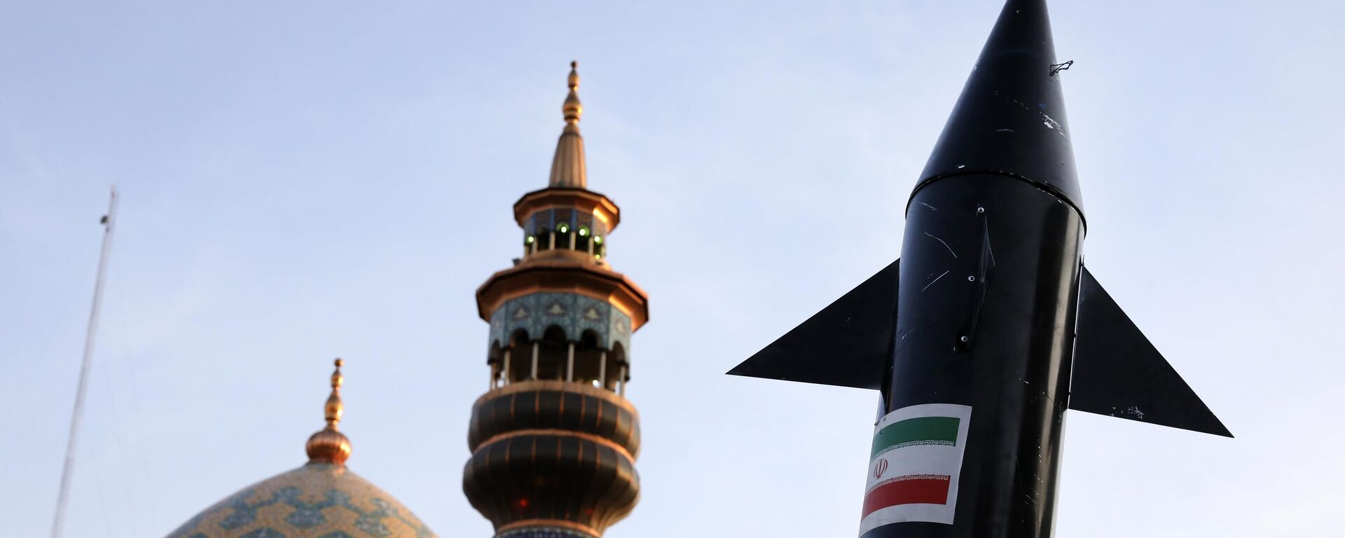 A model of a missile is carried by Iranian demonstrators as a minaret and dome of a mosque is seen at background during an anti-Israeli gathering at the Felestin (Palestine) Sq. in Tehran, Iran - Sputnik International, 1920, 18.04.2024