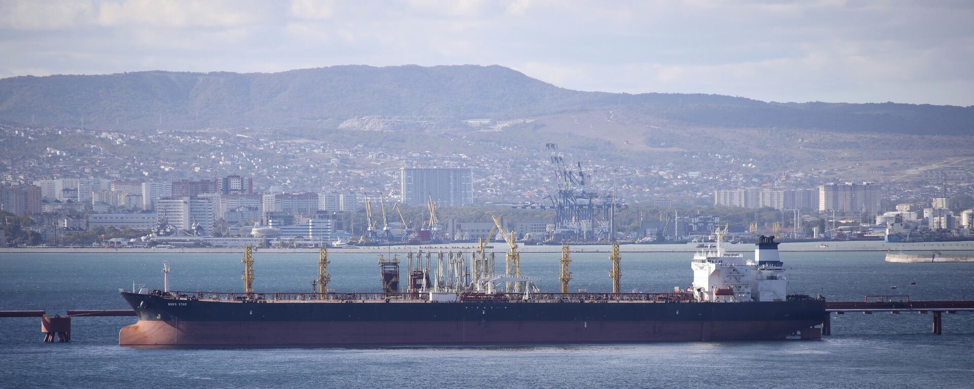 An oil tanker is moored at the Sheskharis complex, part of Chernomortransneft JSC, a subsidiary of Transneft PJSC, in Novorossiysk, Russia, on Oct. 11, 2022.  - Sputnik International, 1920, 17.04.2024