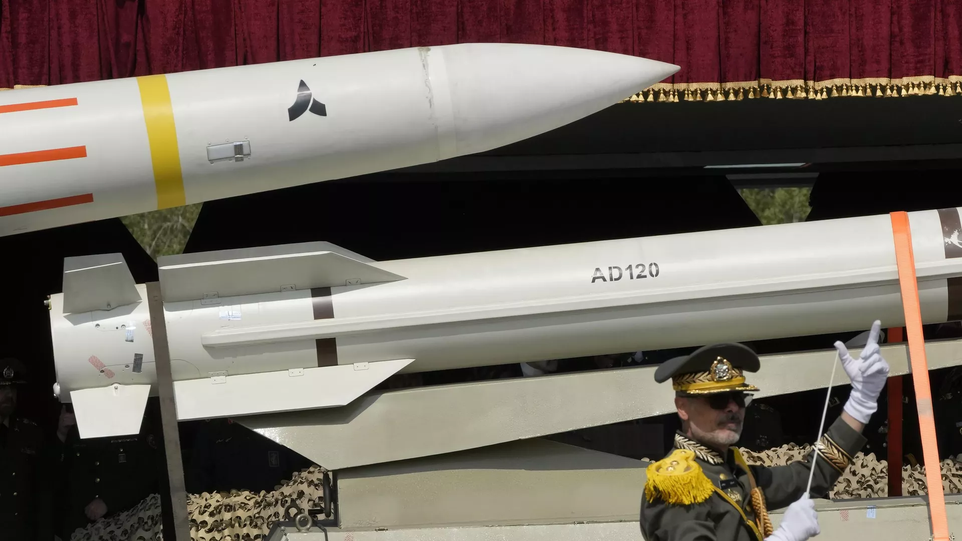 Missiles are carried on a truck as an Iranian army band leader conducts the music band during Army Day parade - Sputnik International, 1920, 19.10.2024