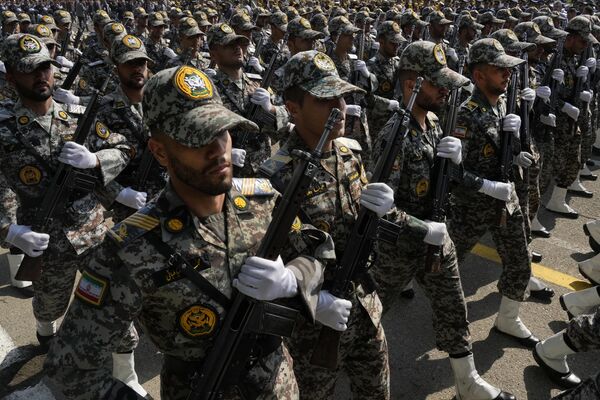 Iranian army members march at the parade. - Sputnik International