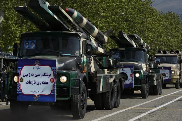 کامیون های ارتش با موشک در مقابل شرکت کنندگان در مراسم.  - اسپوتنیک بین المللی