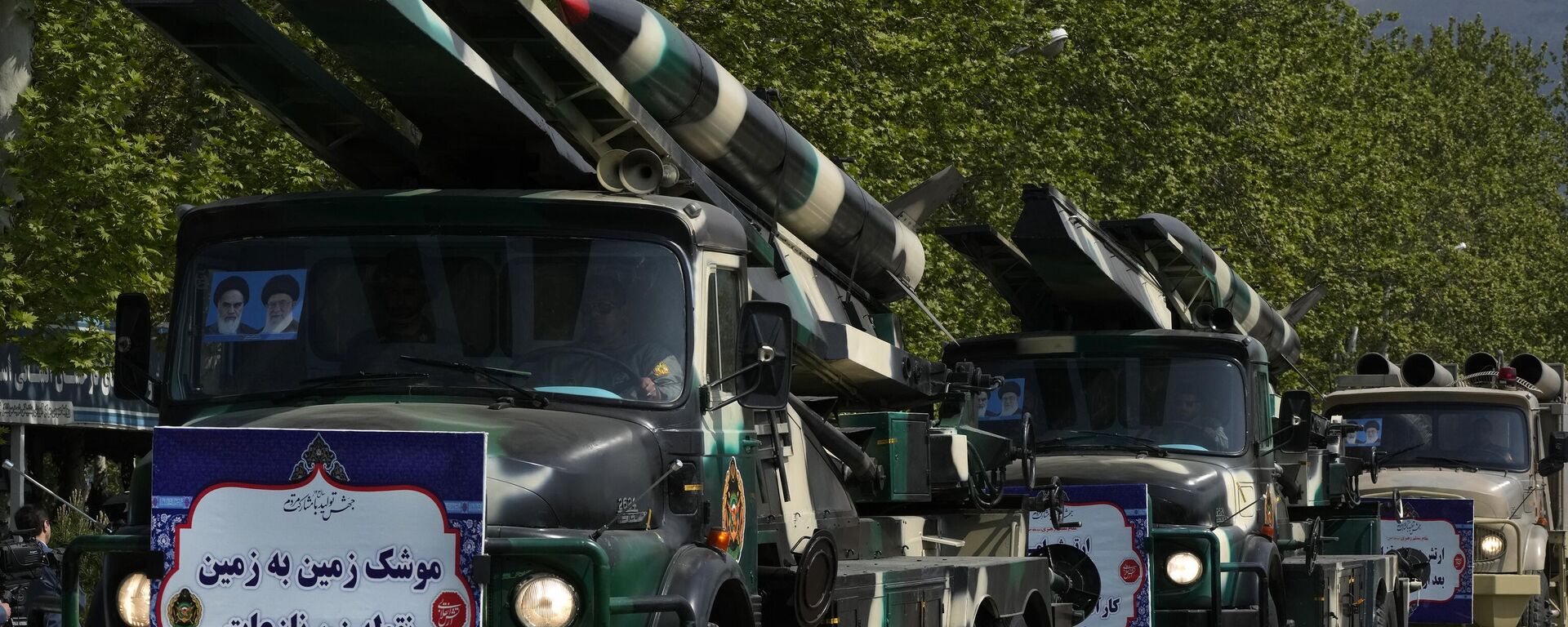 Missiles are carried on trucks during Army Day parade at a military base in northern Tehran - Sputnik International, 1920, 18.04.2024