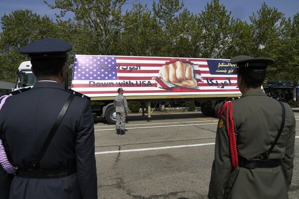 بنر ضد آمریکایی در رژه روز ارتش روی یک کامیون رژه رفت.  - اسپوتنیک بین المللی