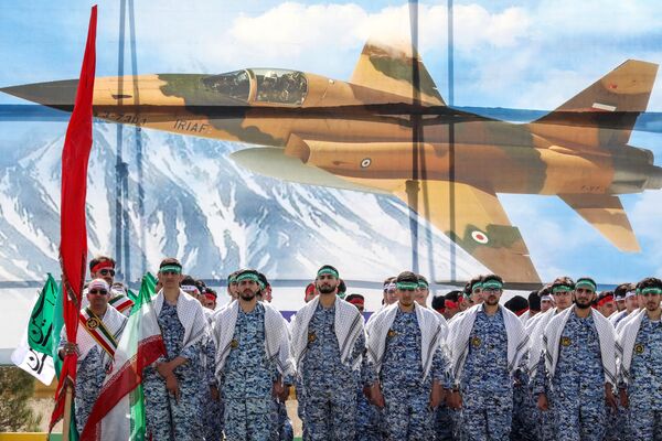 Iranian troops participate in the celebratory parade. - Sputnik International