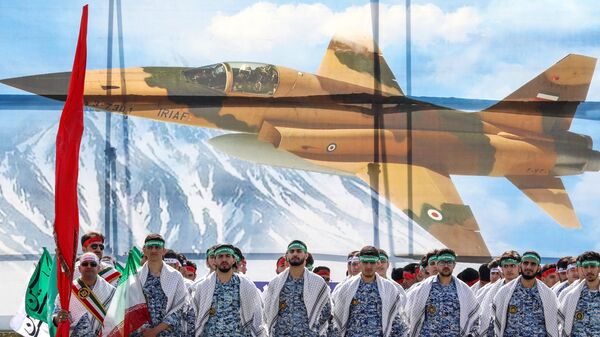 Iranian soldiers take part in a military parade - Sputnik International