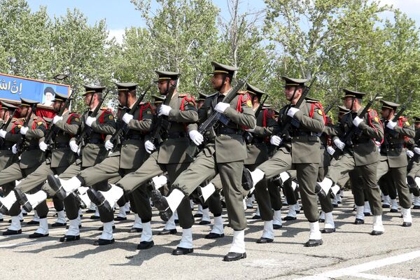 Iranian soldiers march in the military parade commemorating the country&#x27;s annually-held Army Day in Tehran. - Sputnik International