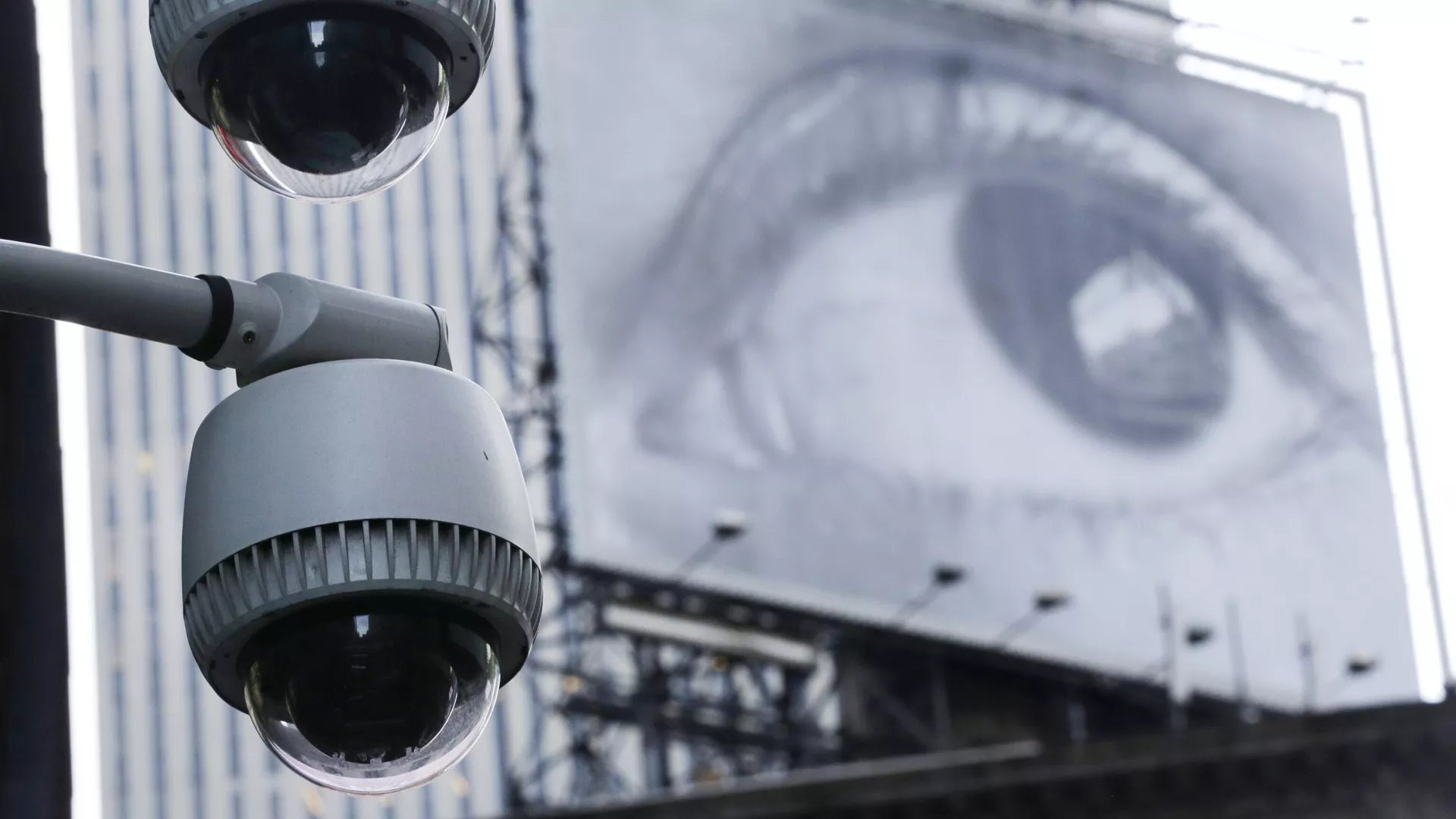 Security cameras are mounted on the side of a building overlooking an intersection in midtown Manhattan, Wednesday, July 31, 2013 in New York. In the background is a billboard of a human eye - Sputnik International, 1920, 25.01.2025