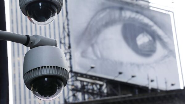 Security cameras are mounted on the side of a building overlooking an intersection in midtown Manhattan, Wednesday, July 31, 2013 in New York. In the background is a billboard of a human eye - Sputnik International