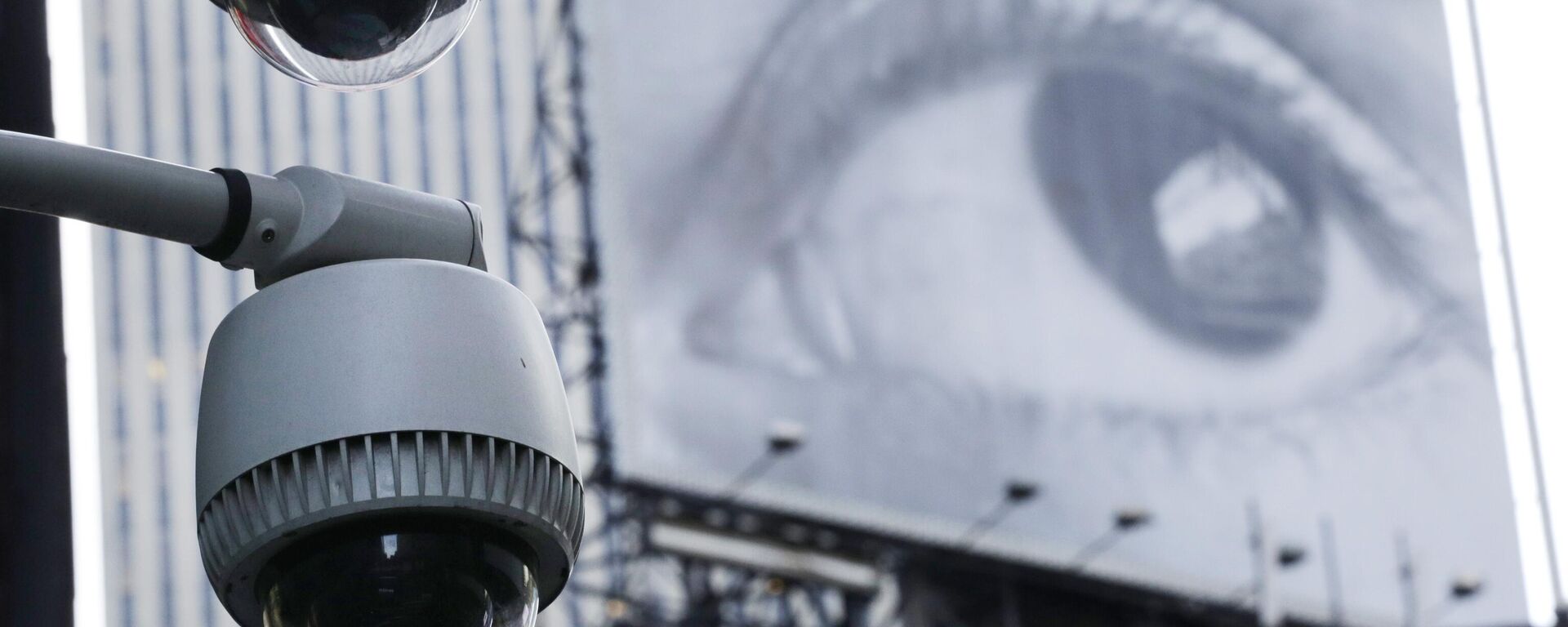 دوربین های مداربسته در کنار یک ساختمان مشرف به یک تقاطع در مرکز شهر منهتن، چهارشنبه، 31 ژوئیه 2013، در نیویورک نصب شده است.  در پس زمینه بیلبوردی است که چشم انسان را به تصویر می کشد - Sputnik International 1920 04/18/2024