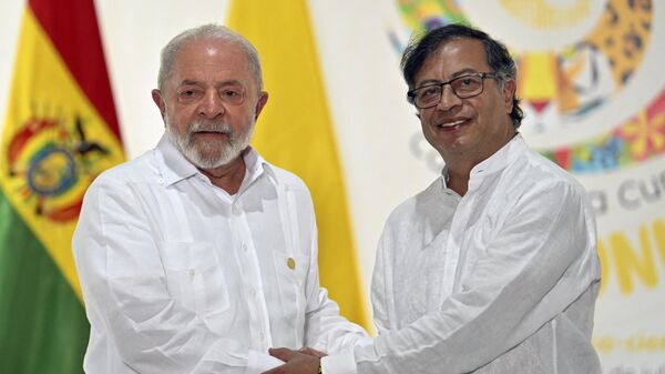 Brazilian President Luiz Inacio Lula da Silva (L) and Colombian President Gustavo Petro shake hands during a meeting for talks on the protection of the Amazon Forest, in Leticia, Colombia, on the border with Brazil, on July 8, 2023 - Sputnik International