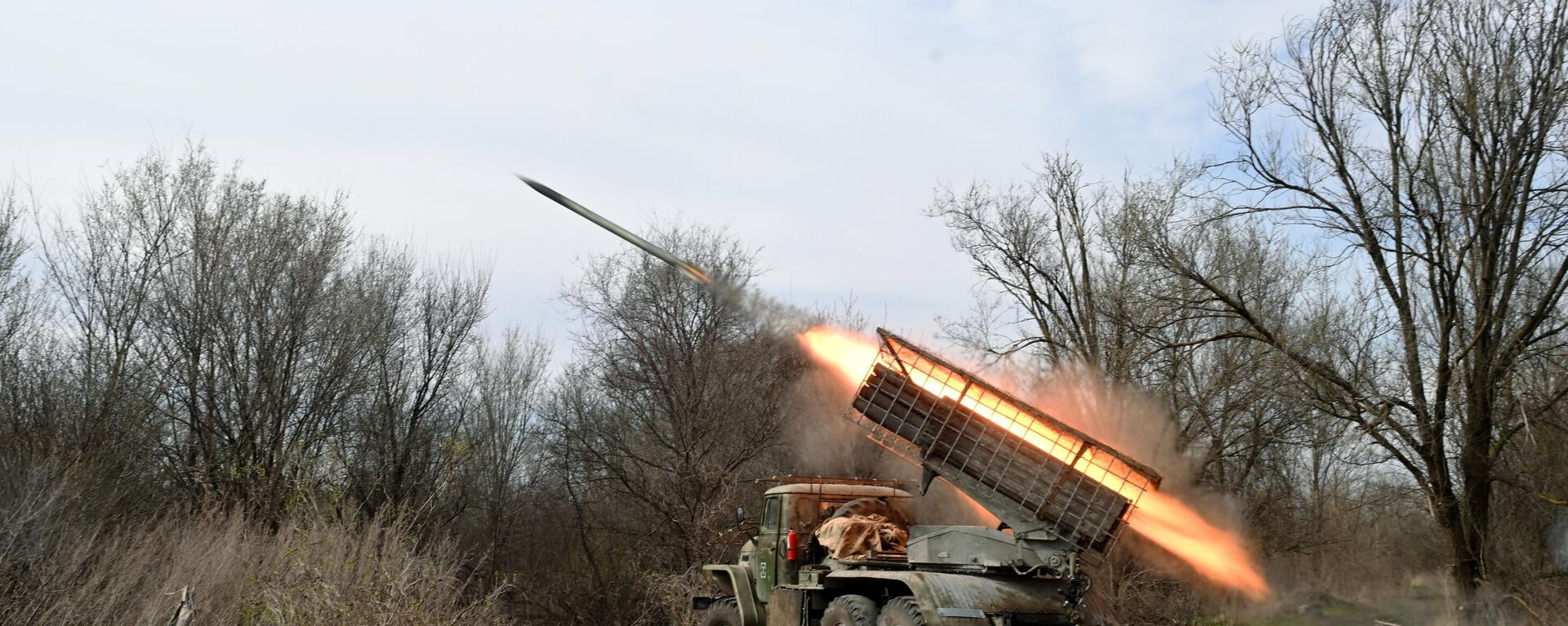 Russian servicemen of the South group of forces fire a BM-21 Grad multiple rocket launcher towards Ukrainian positions amid Russia's military operation in Ukraine, Russia. - Sputnik International, 1920, 19.06.2024