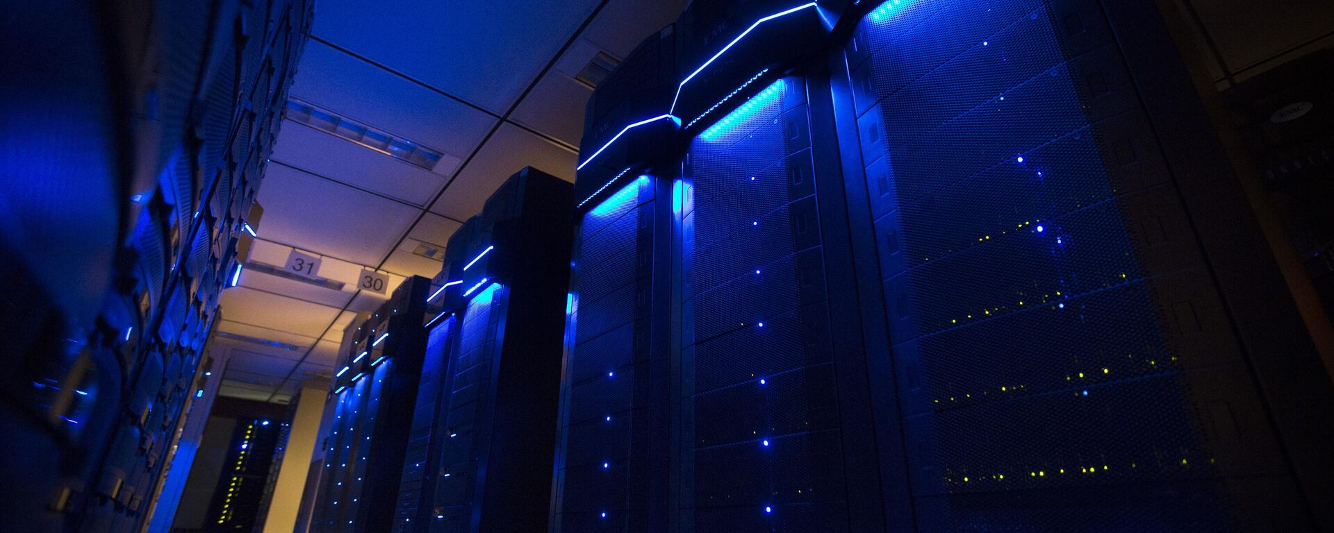 This Wednesday, May 20, 2015 photo shows server banks inside a data center at AEP headquarters in Columbus, Ohio. - Sputnik International, 1920, 22.04.2026