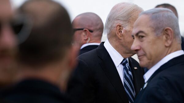 Israel Prime Minister Benjamin Netanyahu (R) and US President Joe Biden on October 18, 2023. - Sputnik International