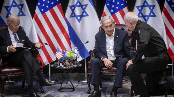 Israeli Prime Minister Benjamin Netanyahu (2nR), confers with Defense Minister Yoav Gallant (R), during their meeting with US President Joe Biden (L) at the start of the Israeli war cabinet meeting, in Tel Aviv on October 18, 2023, amid the ongoing battles between Israel and the Palestinian group Hamas.  - Sputnik International