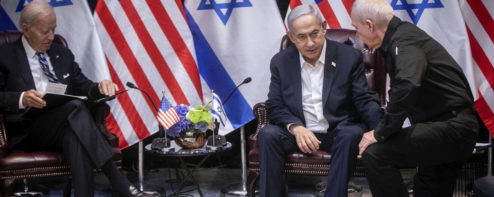 Israeli Prime Minister Benjamin Netanyahu (2nR), confers with Defense Minister Yoav Gallant (R), during their meeting with US President Joe Biden (L) at the start of the Israeli war cabinet meeting, in Tel Aviv on October 18, 2023, amid the ongoing battles between Israel and the Palestinian group Hamas.  - Sputnik International, 1920, 28.04.2024