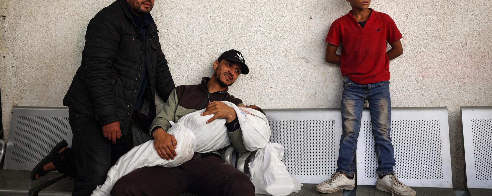 A Palestinian man holds the shrouded body of his child killed in Israeli bombing in Rafah in the southern Gaza Strip on April 20, 2024, amid the ongoing conflict between Israel and the Hamas movement. (Photo by AFP) - Sputnik International, 1920, 21.04.2024