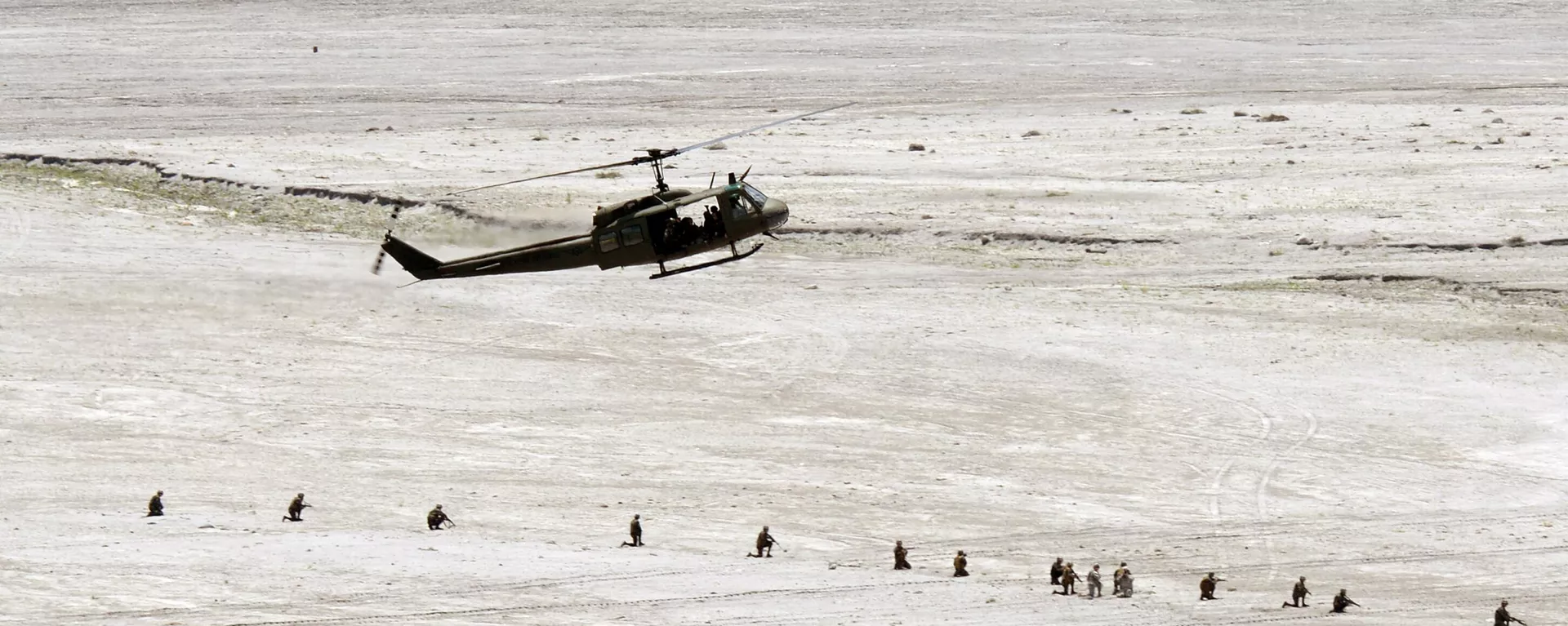 A Philippine Huey helicopter prepares to drop off troops while Philippine marines take positions in an assault simulation during the annual US-Philippine joint military exercise on May 15, 2014.  - Sputnik International, 1920, 22.04.2024