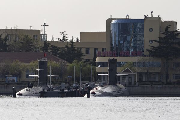 Chinese submarines are seen near a port during a public day. - Sputnik International