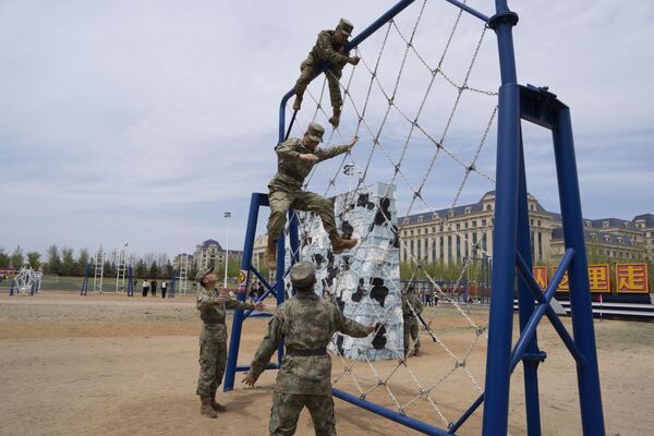 Chinese sailors run an obstacle course during a tour arranged for foreign journalists. - Sputnik International