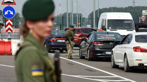 Border security personnel stand guard at Krakivets-Korczowa checkpoint on the border between Ukraine and Poland about 70km from Lviv city. File photo. - Sputnik International