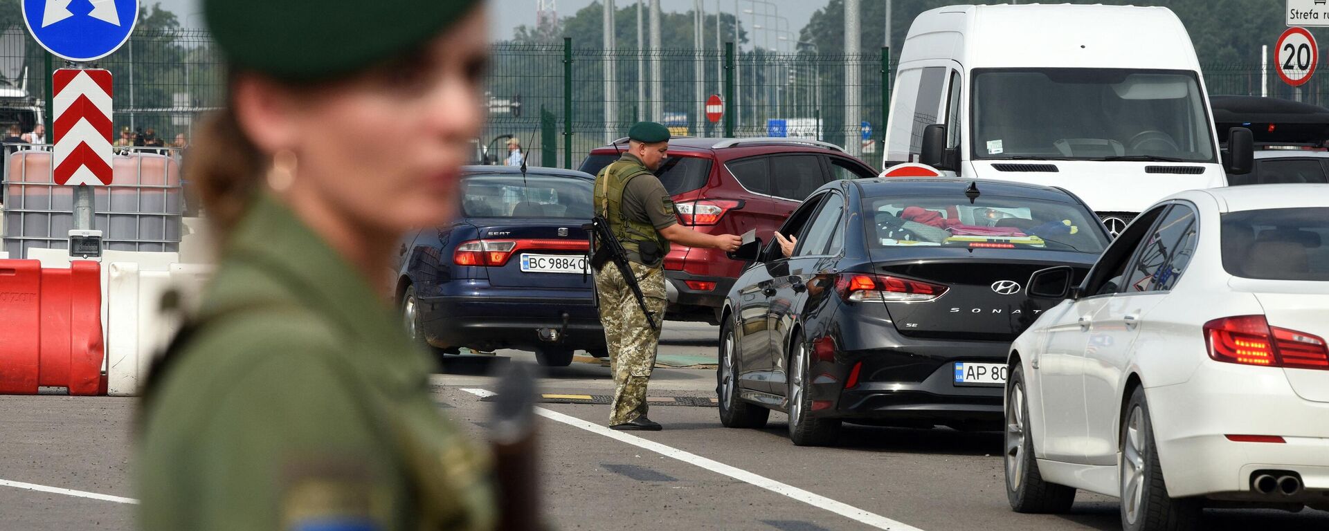 Border security personnel stand guard at Krakivets-Korczowa checkpoint on the border between Ukraine and Poland about 70km from Lviv city. File photo. - Sputnik International, 1920, 22.04.2024