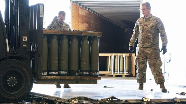Airmen with the 436th Aerial Port Squadron place 155 mm shells on aircraft pallets ultimately bound for Ukraine, April 29, 2022, at Dover Air Force Base, Del.  - Sputnik International
