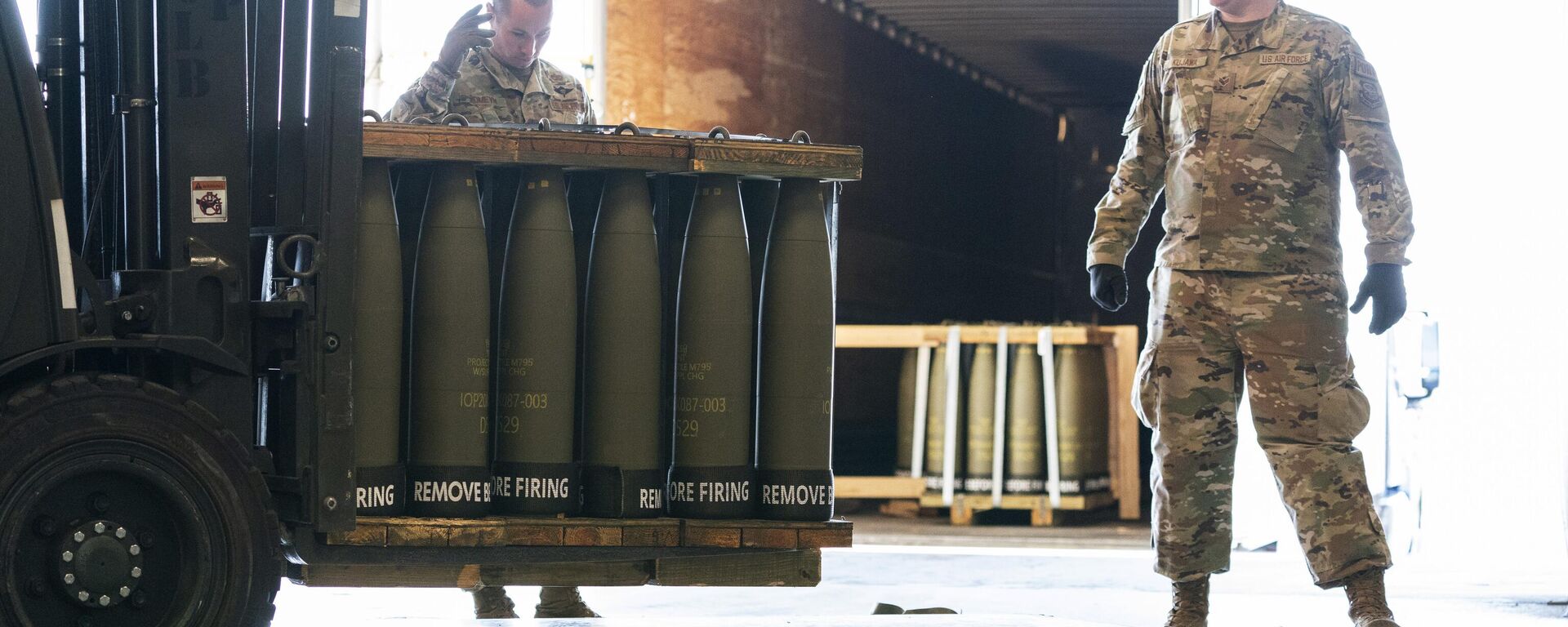 Airmen with the 436th Aerial Port Squadron place 155 mm shells on aircraft pallets ultimately bound for Ukraine, April 29, 2022, at Dover Air Force Base, Del.  - Sputnik International, 1920, 22.04.2024