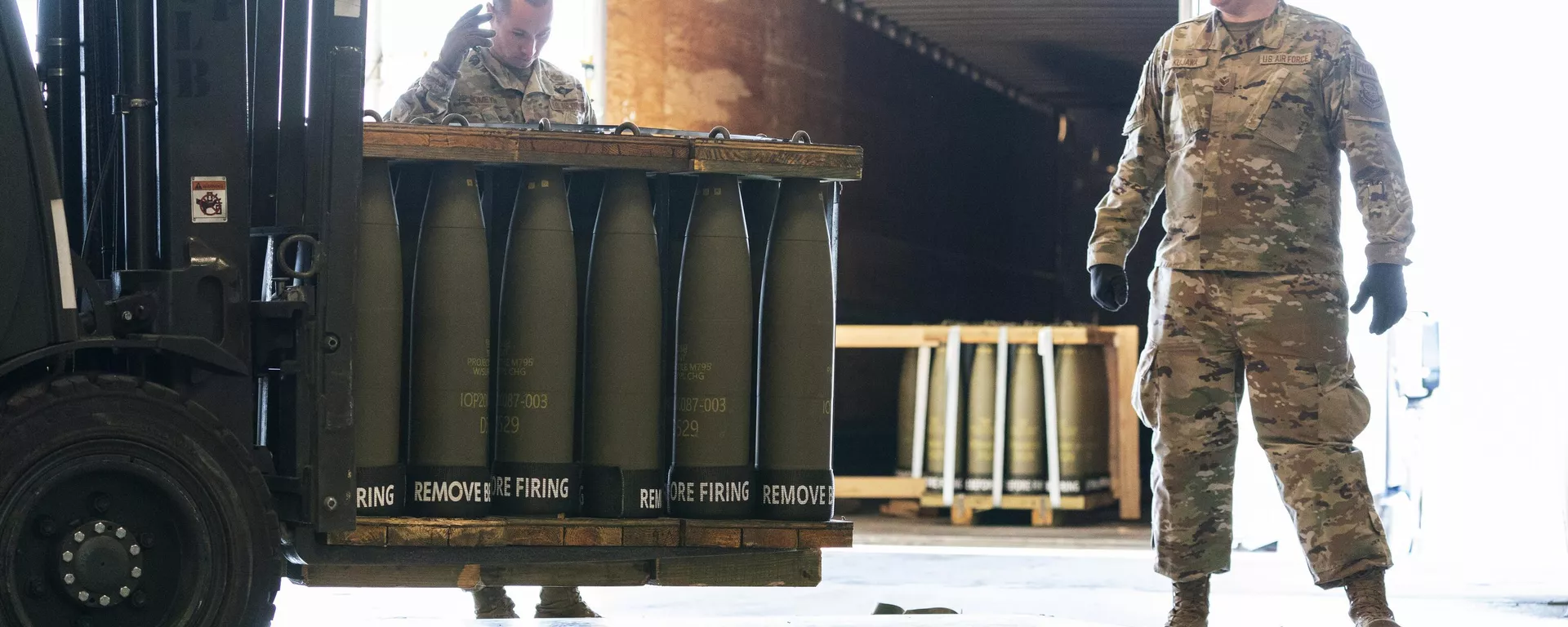 Airmen with the 436th Aerial Port Squadron place 155 mm shells on aircraft pallets ultimately bound for Ukraine, April 29, 2022, at Dover Air Force Base, Del. - Sputnik International, 1920, 22.04.2024