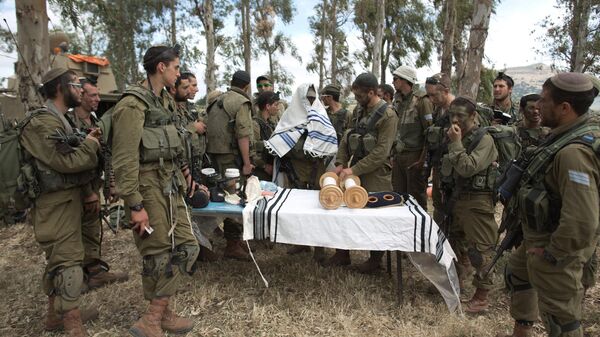 Israeli soldiers of the Jewish Ultra-Orthodox battalion Netzah Yehuda hold morning prayers as they take part in their annual unit training in the Israeli annexed Golan Heights. File photo. - Sputnik International