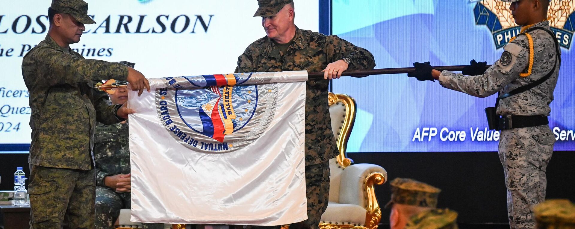 Philippines exercise director for Balikatan Major General Marvin Licudine (L) and US exercise director for Balikatan Lieutenant General William Jurney (R) unfurl the exercise flag during the opening ceremony of the 'Balikatan' joint military exercise at the military headquarters in Quezon City, suburban Manila on April 22, 2024. - Sputnik International, 1920, 22.04.2024