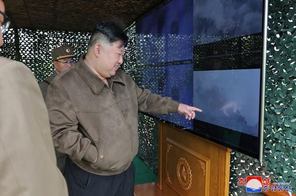 رهبر کره شمالی کیم جونگ اون شخصاً این رزمایش ها را رهبری می کرد.  - اسپوتنیک بین المللی