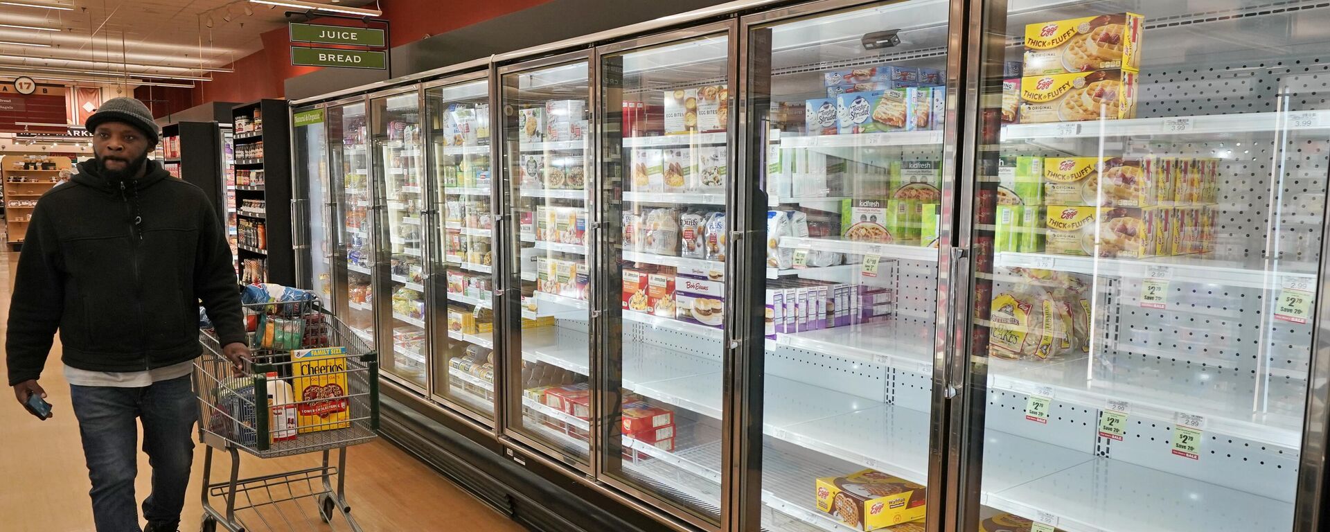 A customer walks past empty shelves at Heinen's Fine Foods store, Thursday, Jan. 13, 2022, in Pepper Pike, Ohio - Sputnik International, 1920, 04.10.2024