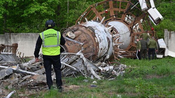 A Ukrainian Police investigator examines debris at the Kharkov Television Tower, after officials reported a Russian strike on the tower, on the outskirts of Kharkov on April 22, 2024. - Sputnik International