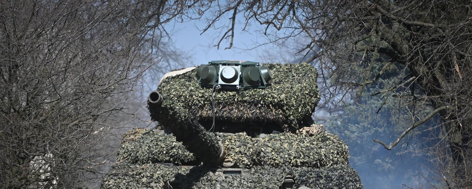 Russia's T-72 tank equipped with anti-drone protection is seen in the special military operation zone. File photo - Sputnik International, 1920, 12.06.2024