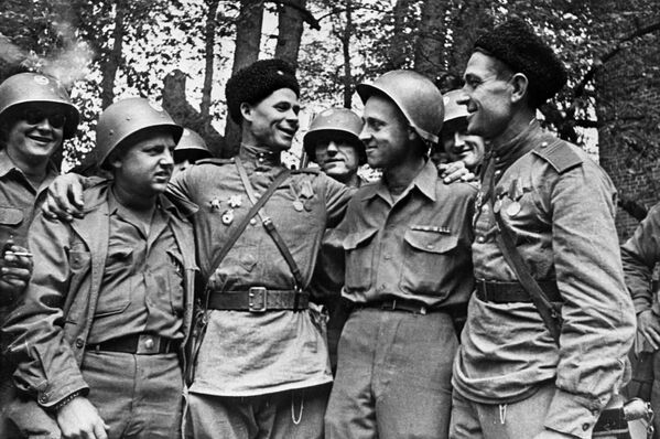 US and Soviet soldiers link up near the town of Torgau on the Elbe river - Sputnik International