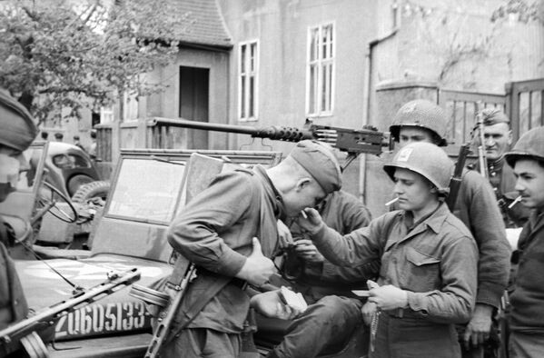 American, Soviet and British soldiers enjoying Camel cigarettes together - Sputnik International
