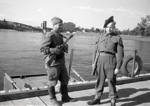 نگهبانان شوروی و بریتانیا در رودخانه البه.  - اسپوتنیک بین المللی