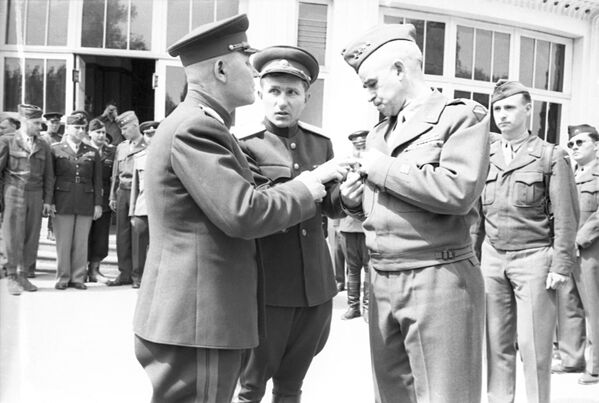 مارشال اتحاد جماهیر شوروی، ایوان کونف، نشان رزمی سووروف درجه یک را به ژنرال آمریکایی عمر نلسون بردلی اهدا کرد - اسپوتنیک بین‌المللی