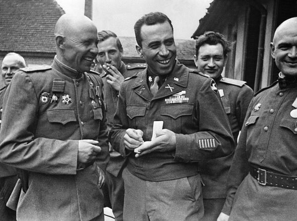 The Hero of the Soviet Union, Commander 28th Guards Cavalry Regiment of the 6th Guards Division, Captain Yakov Neumoev (left) exchanges autographs with the commander of the 333rd Regiment of the 13th Corps of the US Army, Lieutenant Colonel Lloyd Gomes (second to the right). - Sputnik International